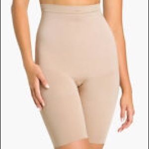 NWOT Spanx Slim Cognito Mid-Thigh Bodysuit