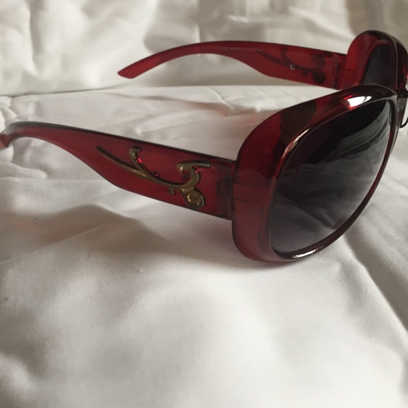 Red and gold sunglasses - Picture 1 of 3