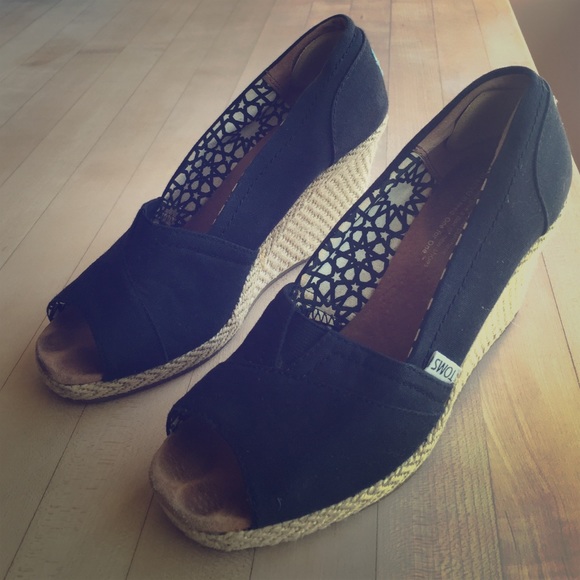 Black wedge TOMS