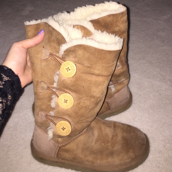 Size 5 women's Bailey button chestnut uggs
