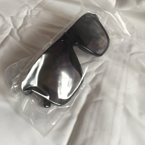 Jet black sunglasses - Picture 3 of 3