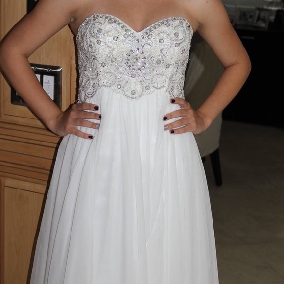Stunning white strapless prom dress - Picture 2 of 4