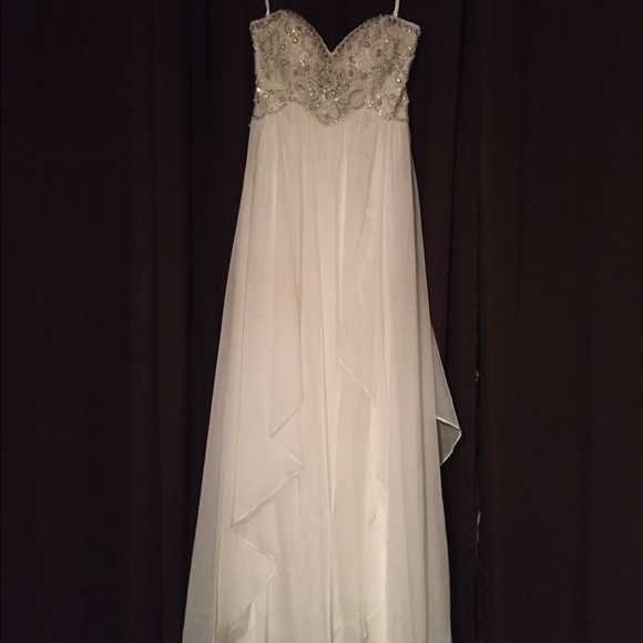 Stunning white strapless prom dress - Picture 3 of 4