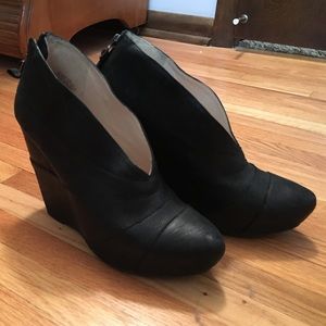 Black wedges