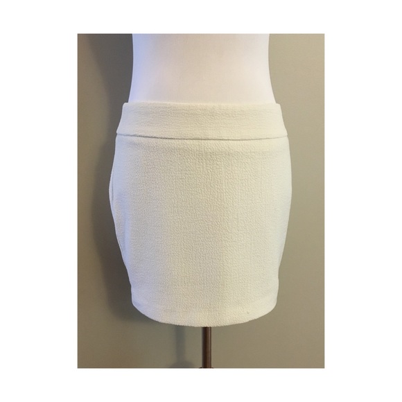 Tildon white textured mini skirt–sz 2