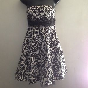 (NEW) Forever 21 Black/White Flower Dress