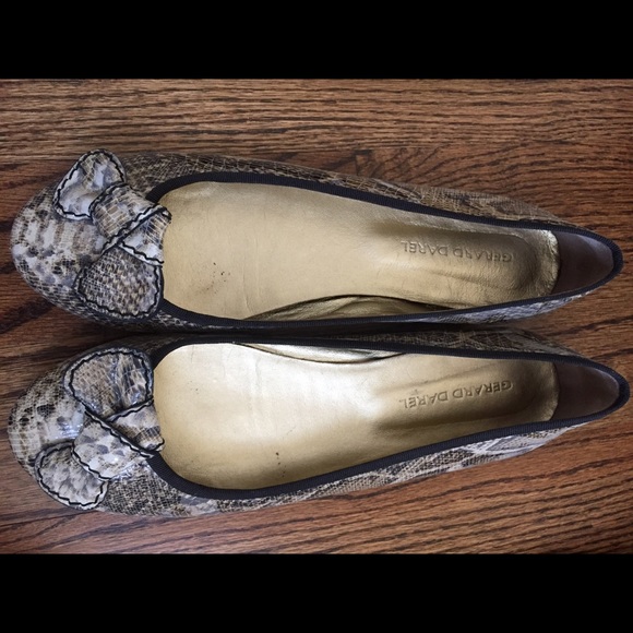 Gorgeous Gerard Darrel animal print flats sz 9!