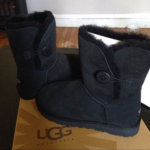 Black Bailey button uggs