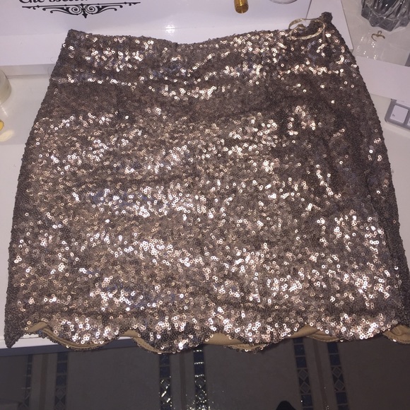 Two Toni scallop skirts sequin - Picture 1 of 2