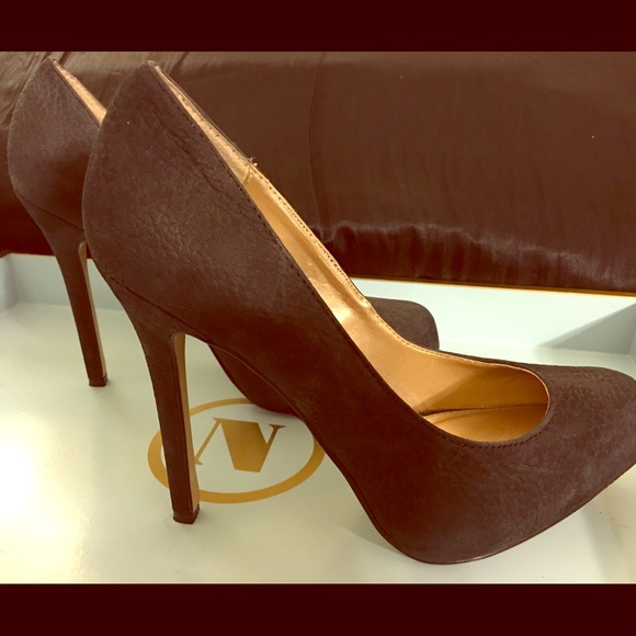 The Perfect Black Leather Pump!