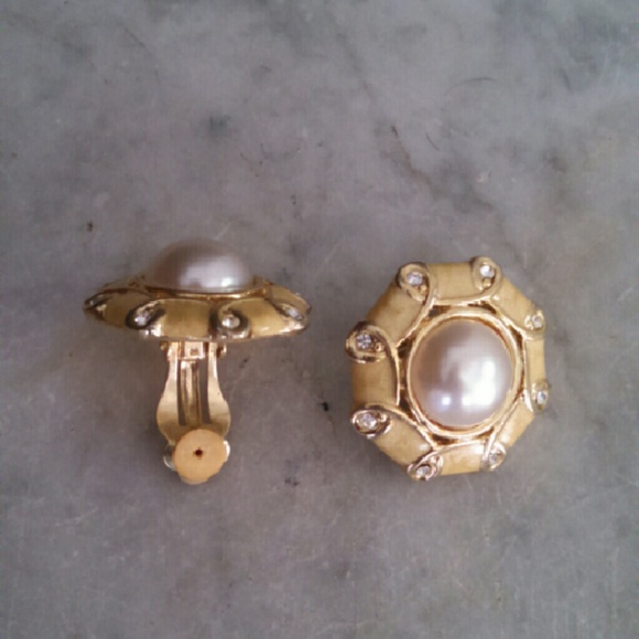Vintage gold and pearl clip on costume earrings - Picture 1 of 2