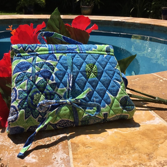 CLOSET CLOSED FOR SUMMER - Picture 2 of 4