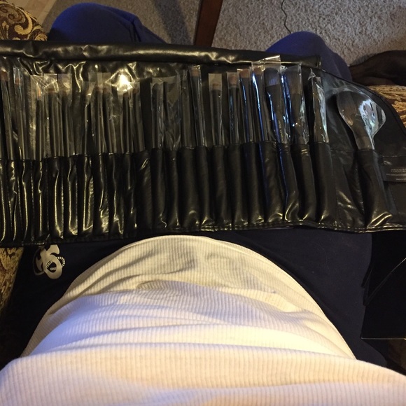 Make over essentials - Picture 2 of 4