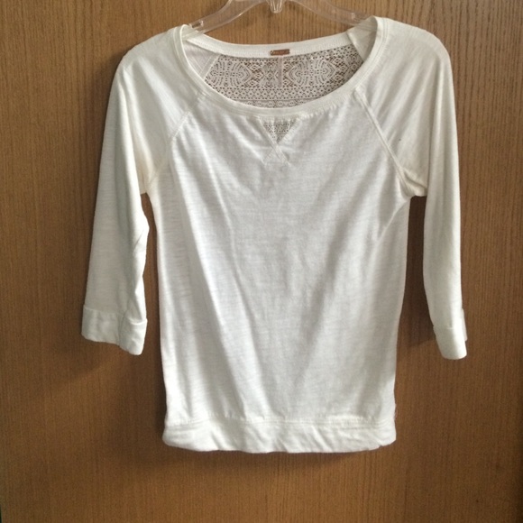 Super cute white 3/4 length top