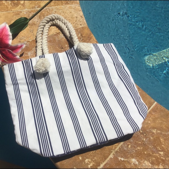 CLOSET CLOSED FOR SUMMER - Picture 2 of 4