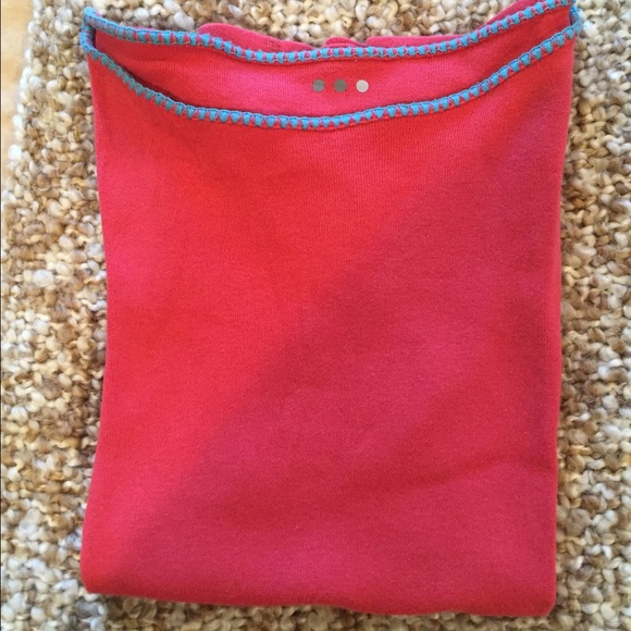 Like New 3 Dot boat neck top w:blue stitching neck