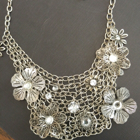 ❌SOLD❌Silver statement necklace - Picture 2 of 2