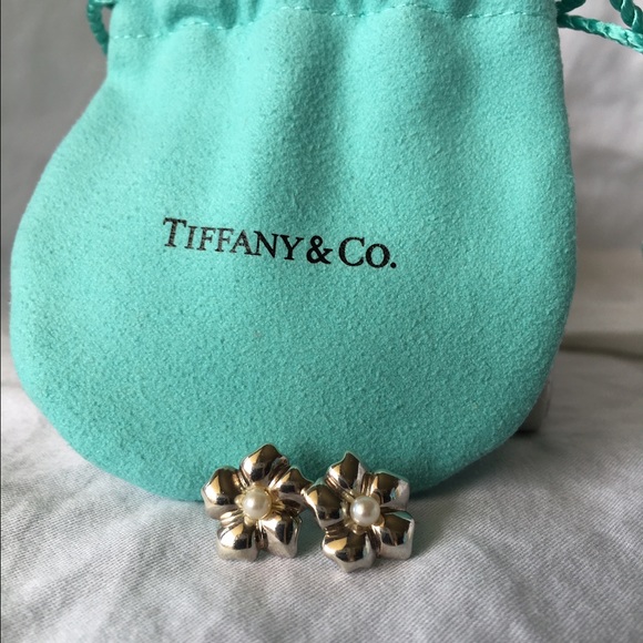 Tiffany & Co. Jewelry - 🎉flash sale🎉 T &Co Vintage Pearl flower earrings