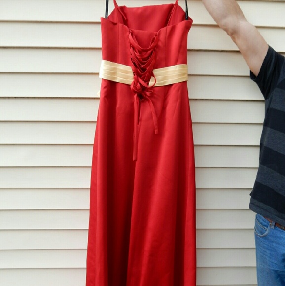 Red satin gown with yellow sash prom or bridesmaid - Picture 2 of 4