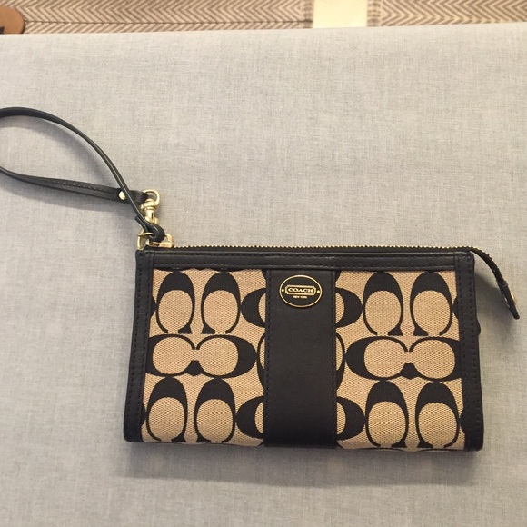 NWT Coach signature logo C wristlet in khaki/black