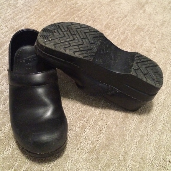 Black Dansko size 6 shoes