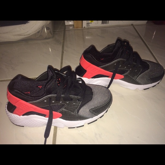 NEW NIKE Huaraches Crimson/Black/White/Grey - Picture 1 of 3
