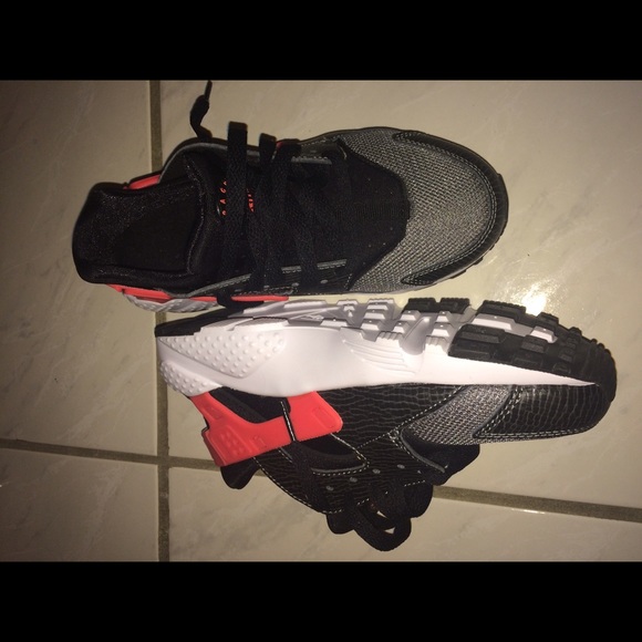 NEW NIKE Huaraches Crimson/Black/White/Grey - Picture 2 of 3
