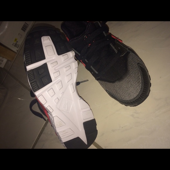 NEW NIKE Huaraches Crimson/Black/White/Grey - Picture 3 of 3