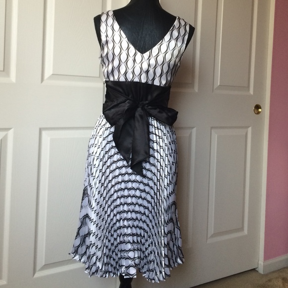 BRAND NEW WHITE AND BLACK DRESS. - Picture 2 of 3