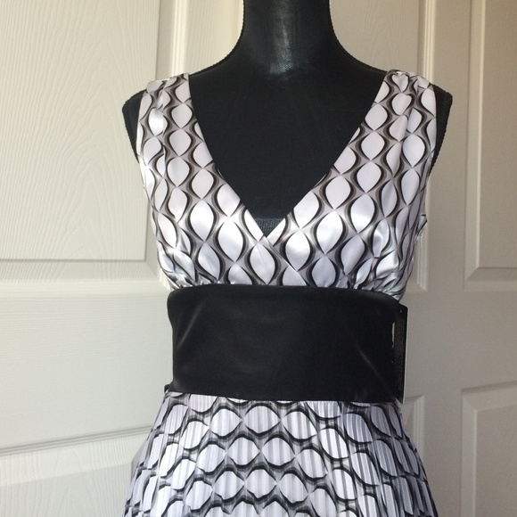 BRAND NEW WHITE AND BLACK DRESS. - Picture 3 of 3