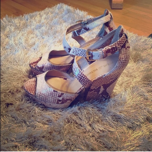 SALE Pour La Victoire - platform snakeskin heels