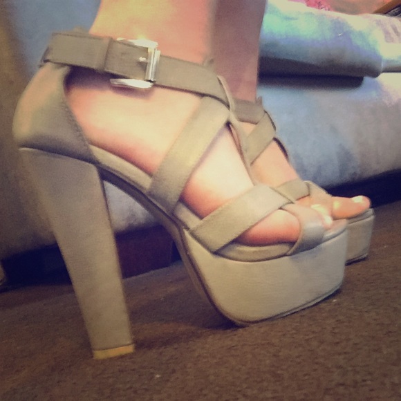 JustFab gray pumps