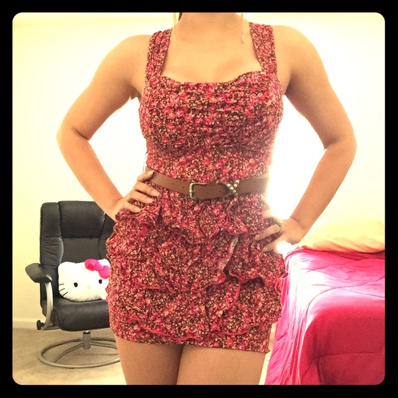 🌺 Sexy pink floral ruffle dress! Size small!