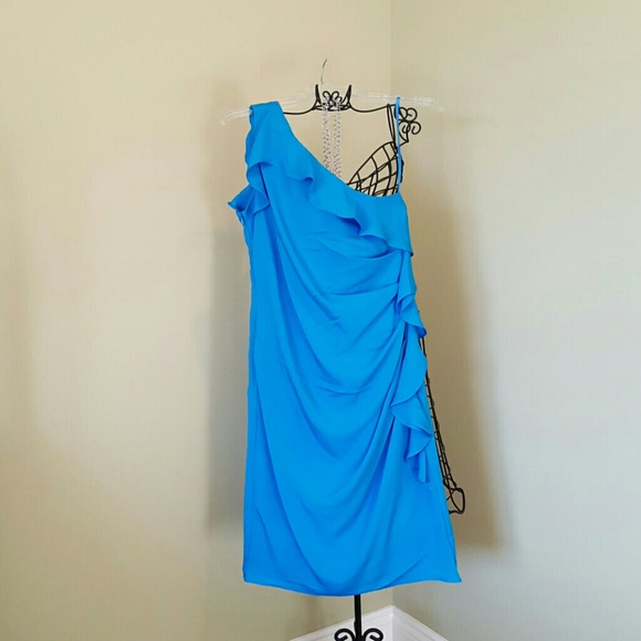 Stunning teal dress perfect for summer weddings!