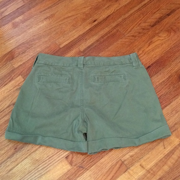 Banana Republic khaki green shorts - Picture 2 of 4