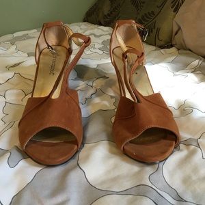 Shoedazzle shoes tan