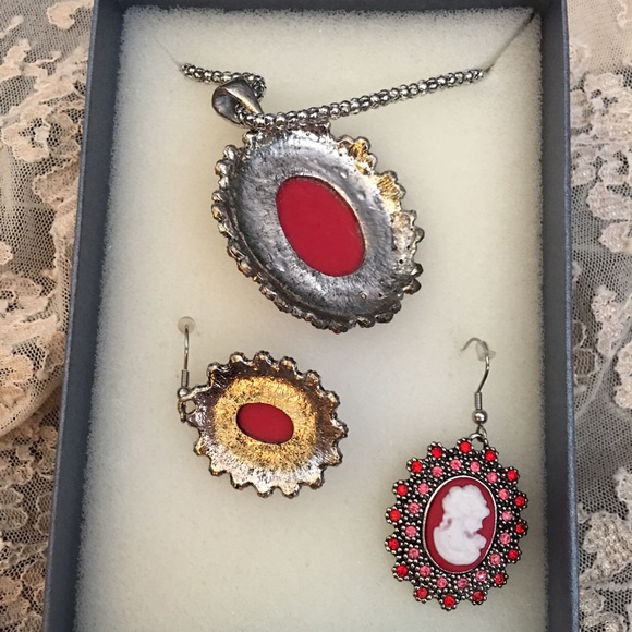 Red Bling Cameo Pendant & Earring Set - Picture 3 of 3