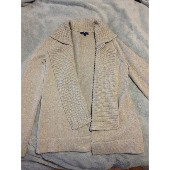 Gap sweater