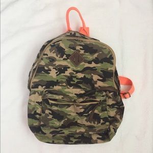 ✨STEVE MADDEN Camo backpack