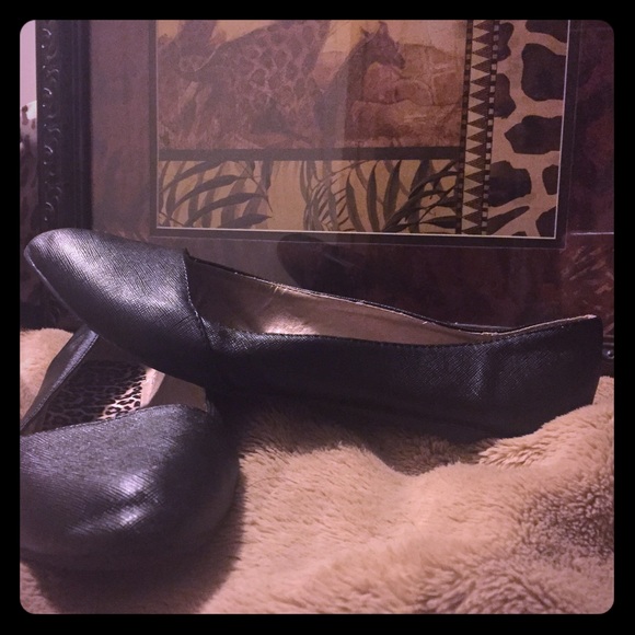 Practically new black pointed toe flats! 😘