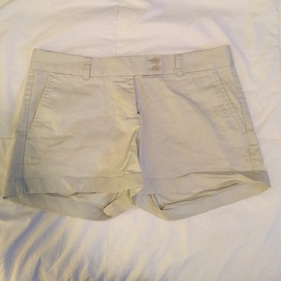 Never worn Vineyard Vine khaki shorts