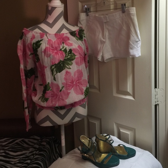 Tops - NWOT FLORAL TOP