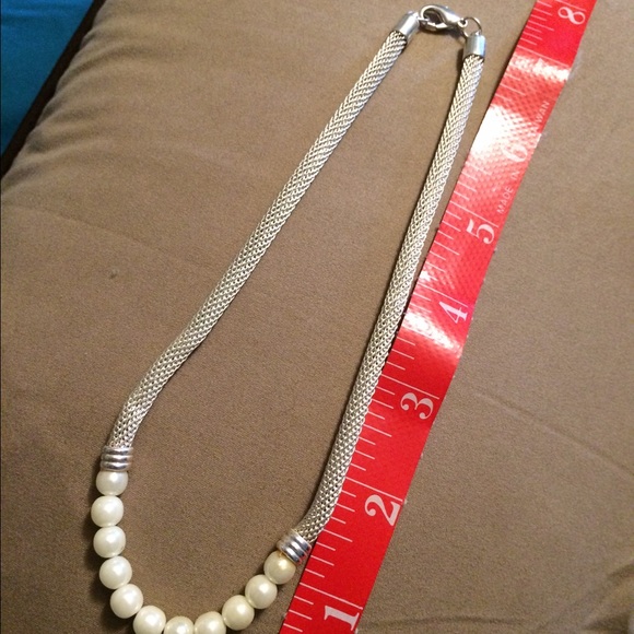 NWOT PEARL/SILVER NECKLACE. Must Bundle - Picture 2 of 4