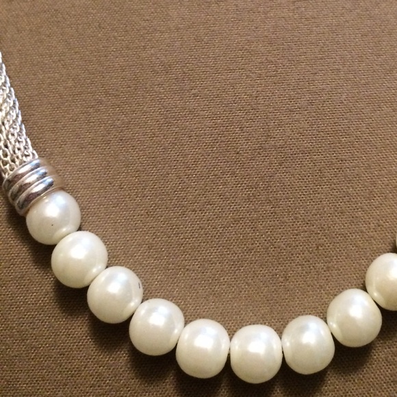 NWOT PEARL/SILVER NECKLACE. Must Bundle - Picture 3 of 4