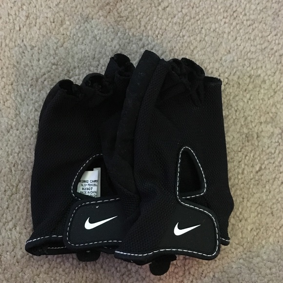 Nike women's fitness gloves