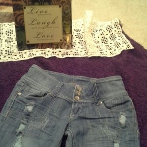 Sz 7 Almost Famous jeans stretchy material