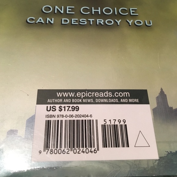 Insurgent, by Veronica Roth - Picture 3 of 3