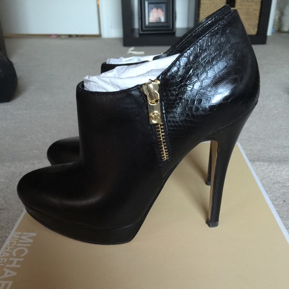 Michael Kors York black leather booties