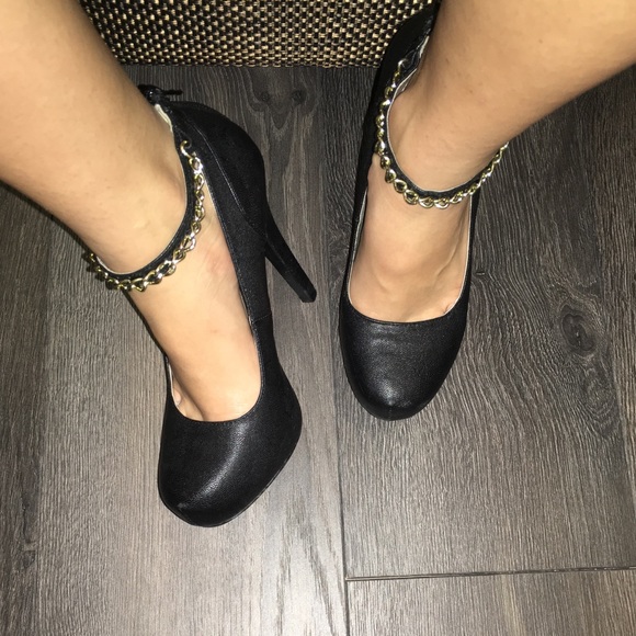 Black Pumps with gold chain accent