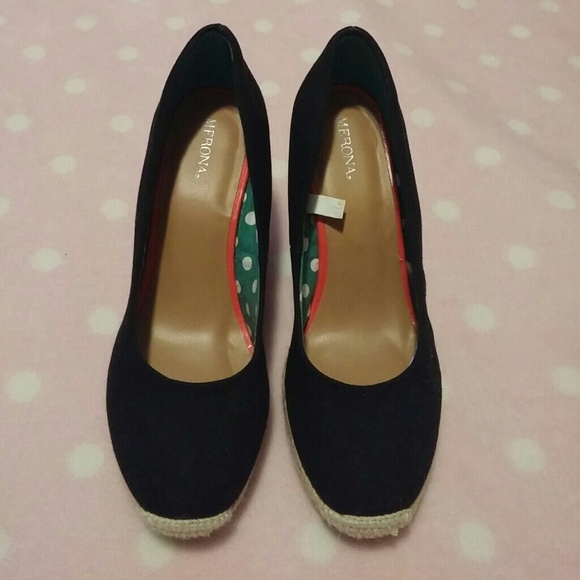 Black wedges